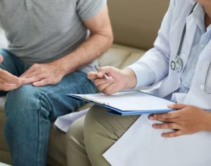 Médico visitando hotel