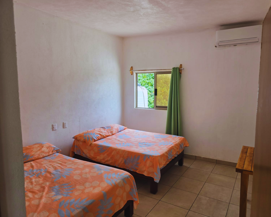 Recámara principal amueblada y confortable en Bungalow 2 de El Descanso