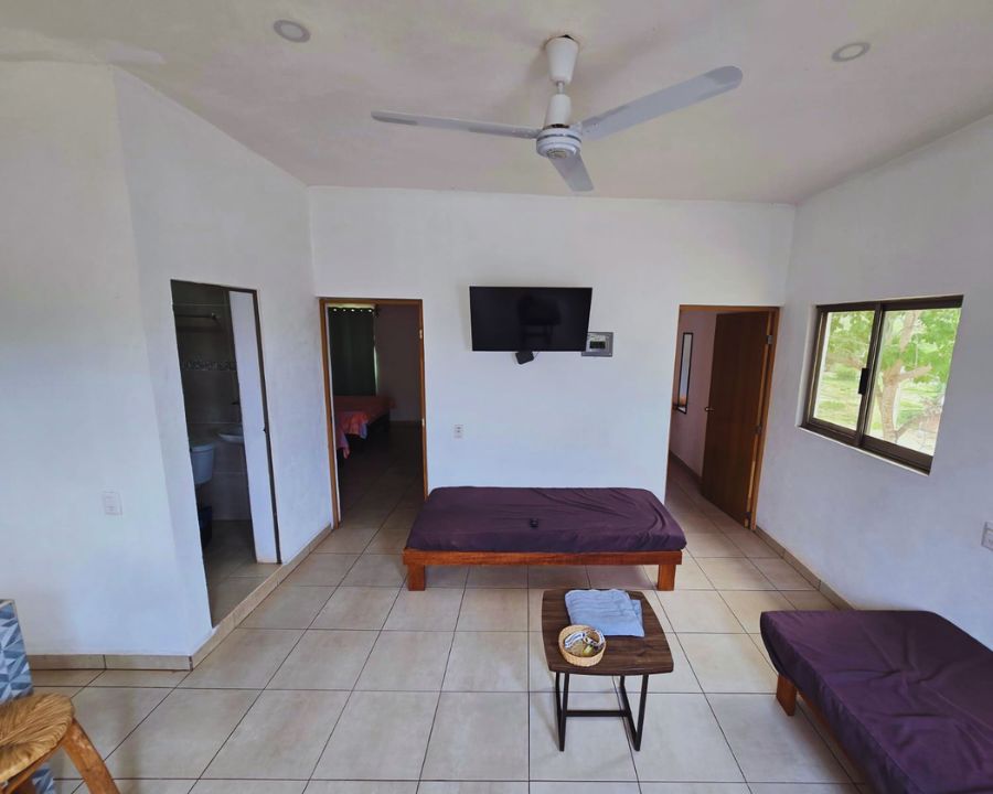 Sala de estar familiar con sofás cama en Bungalow 2 de El Descanso en Punta Pérula