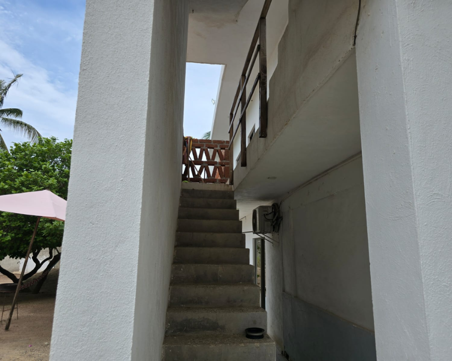 Escaleras de acceso a los niveles superiores en el complejo Bungalows El Descanso