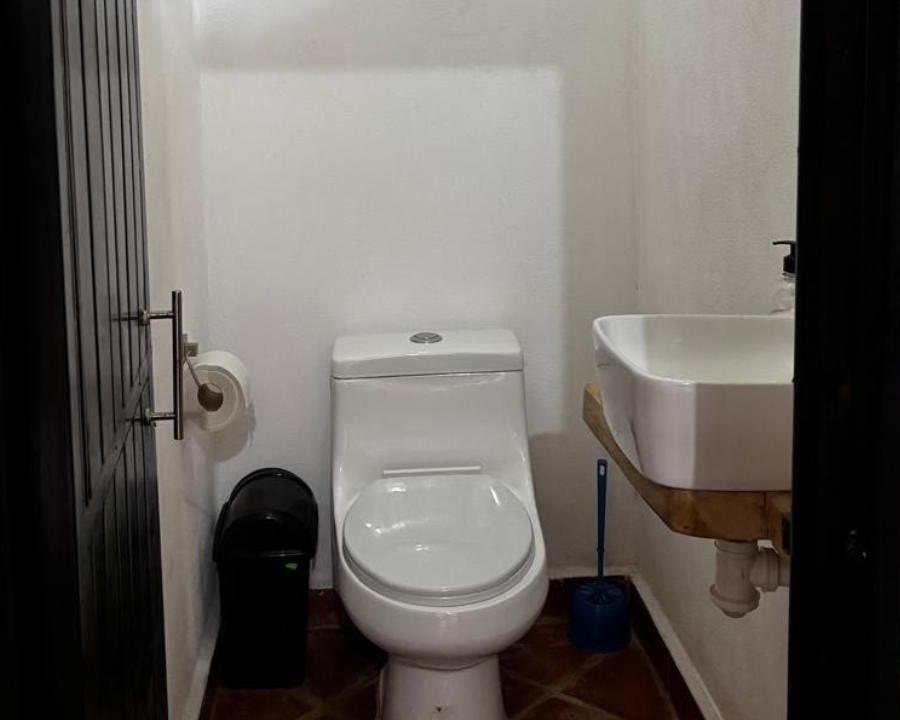 Baño privado limpio y completo con servicios de agua caliente en la Habitación Alborada