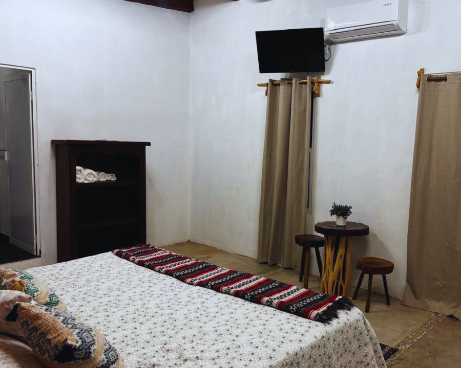 Interior de la habitación amueblada Alborada con camas individuales