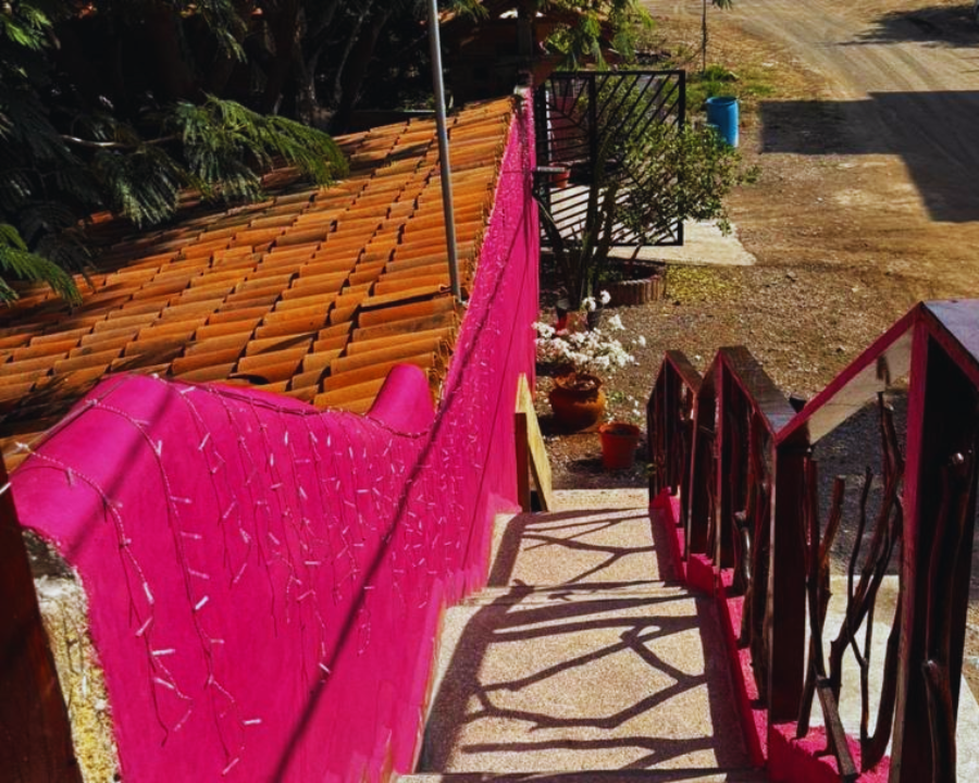 Escaleras seguras de acceso a las habitaciones de la segunda planta en Casa Vanella La Fortuna