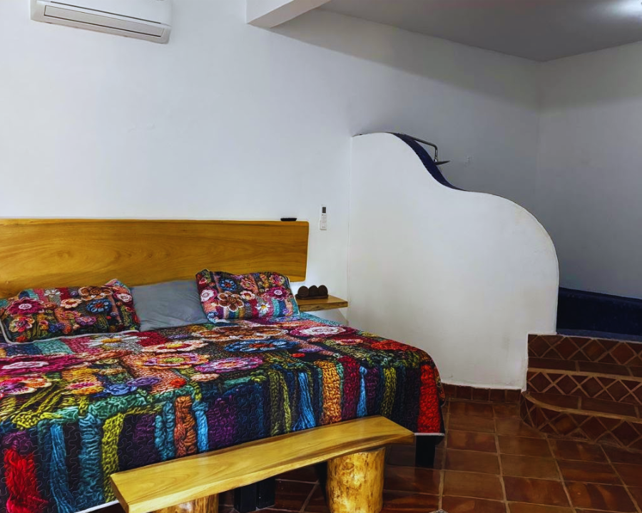 Interior amueblado de la habitación Alborada en Casa Vanella