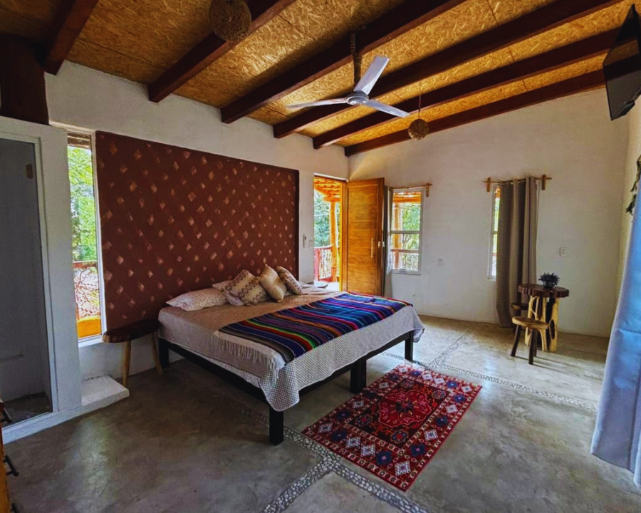 Interior amueblado de la Habitación Primavera en planta baja