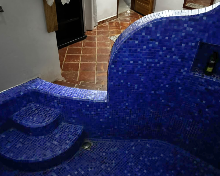 Área amueblada de jacuzzi privado en la habitación Alborada