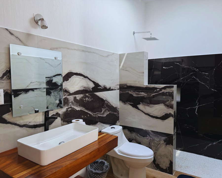 Baños completos e interiores limpios en Casa Cisne Punta Pérula