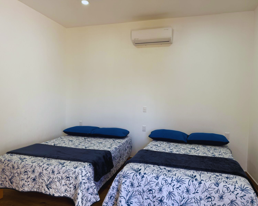 Interiores confortables para grupos y familias en hospedaje de Costalegre