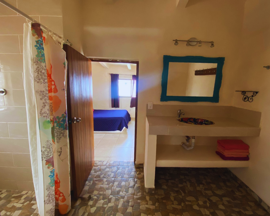 Baños limpios y equipados en área común y habitaciones de Grupo Castillo Diana