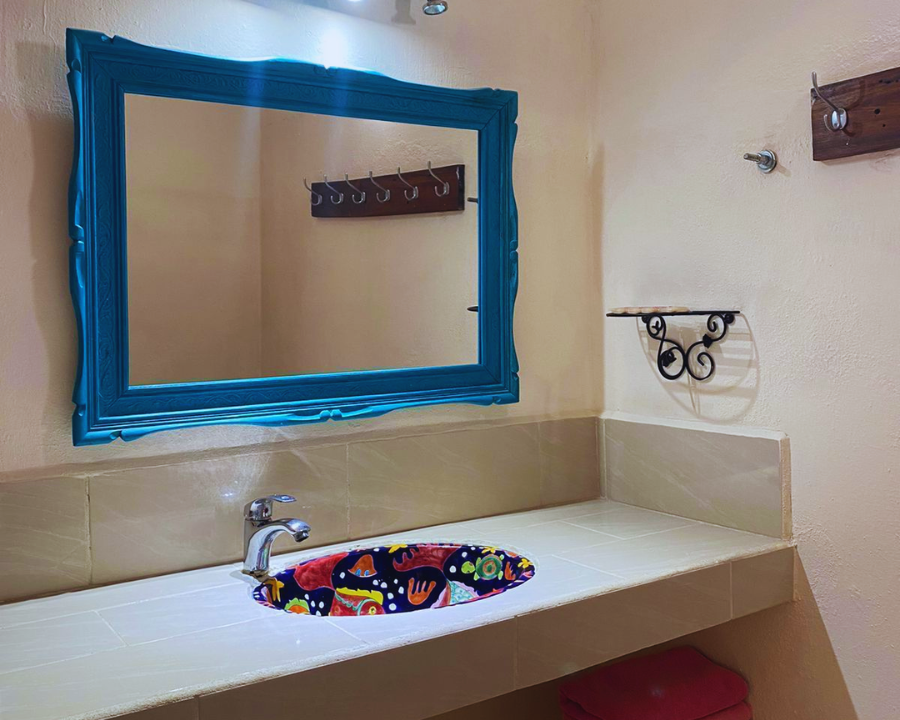 Baños limpios y equipados en área común y habitaciones de Grupo Castillo Diana