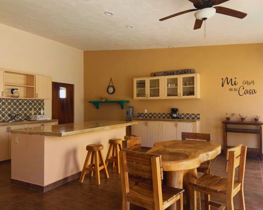 Cocina equipada y comedor en Casa Colibrí