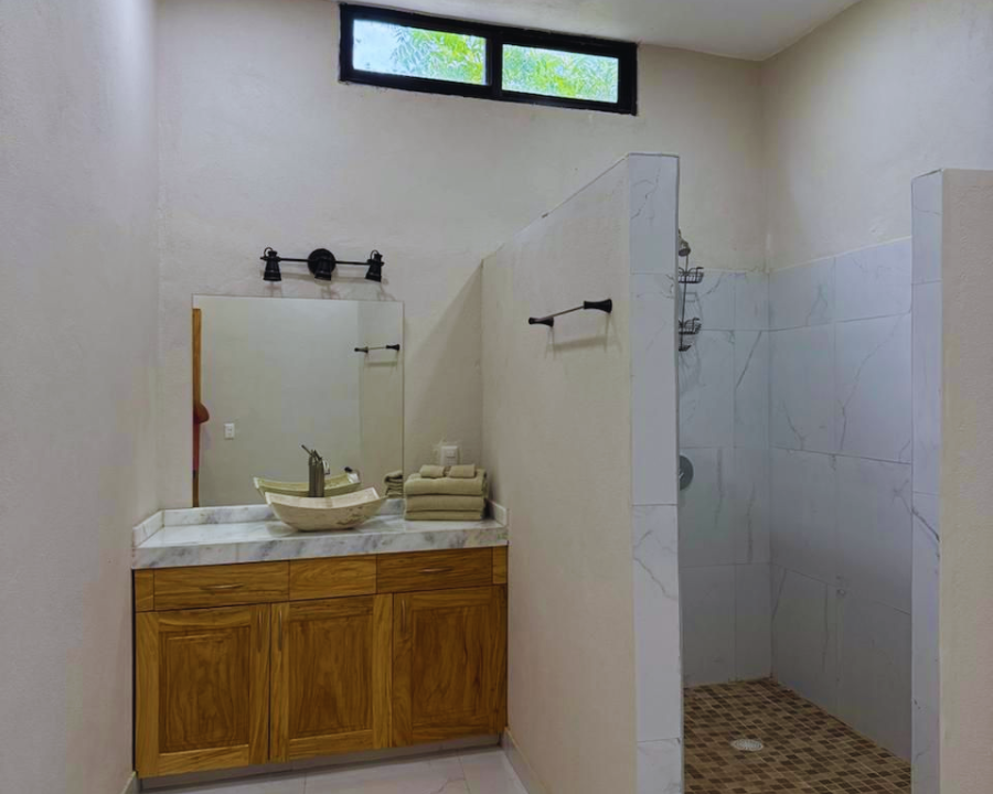 Detalle de baños completos limpios equipados con agua caliente en regaderas