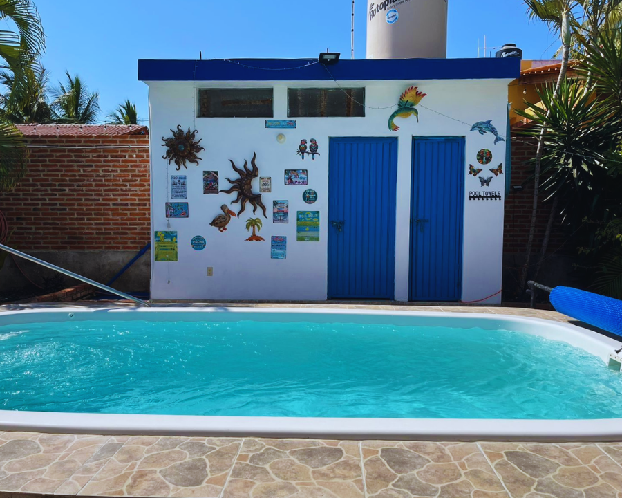 Baño completo exterior ubicado en el área de la alberca privada