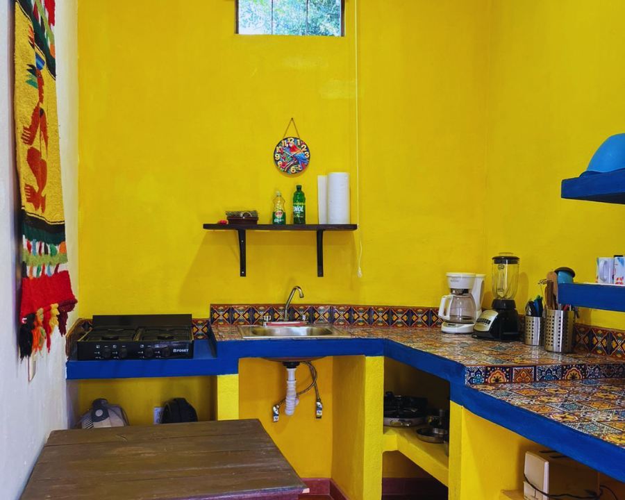 Cocina equipada con electrodomésticos y utensilios en Casa Monarca