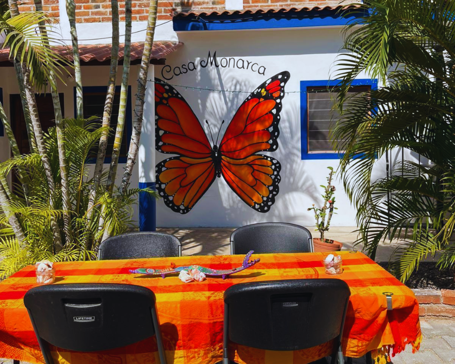 Detalles de los acabados exteriores y baño del área de piscina