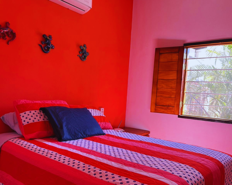 Habitación privada con cama matrimonial y aire acondicionado