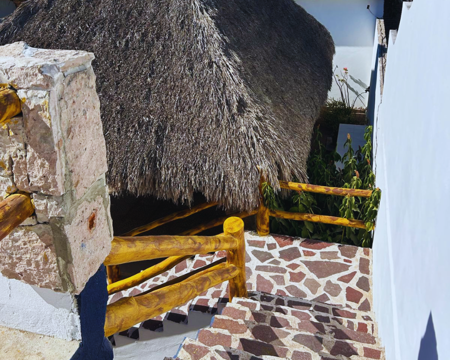 Accesos y segunda planta en casa de renta con alberca privada en Punta Pérula
