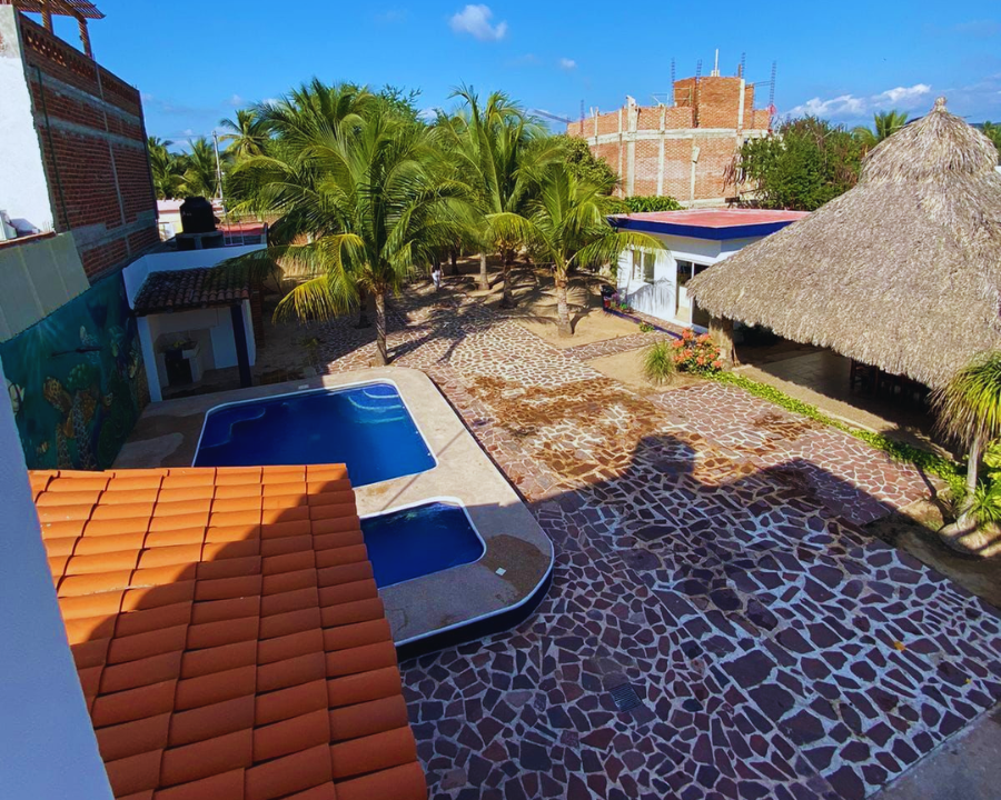 Vista general de las instalaciones y alberca en Casa Playa Azul hospedaje