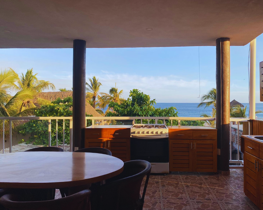 Cocina equipada y comedor con vista al mar