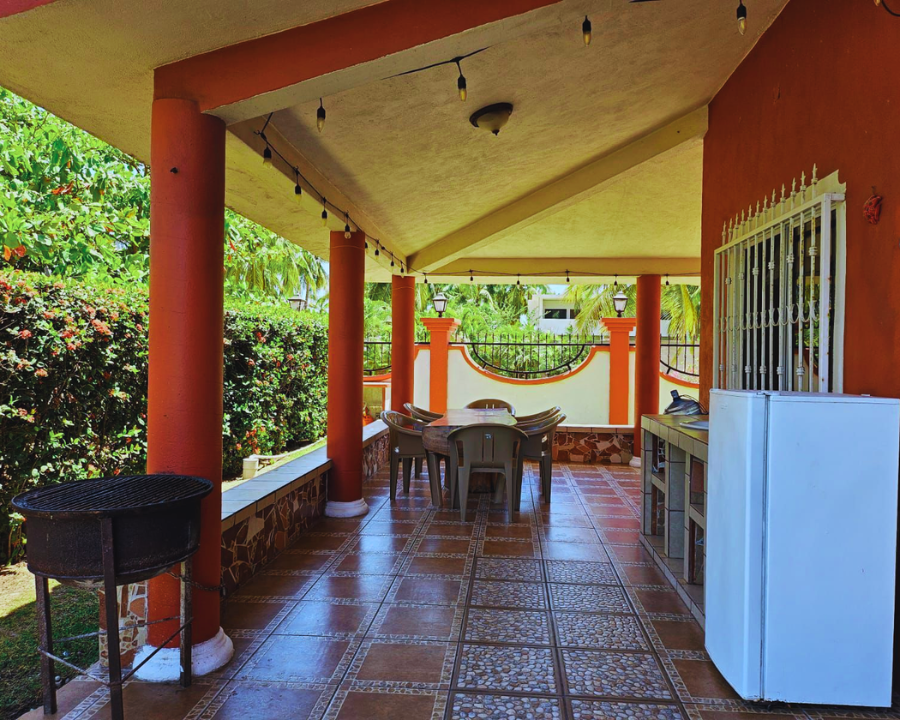 Zona de asador y comedor exterior en planta baja