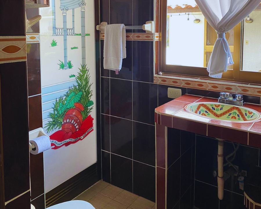 Baño privado completo e independiente con instalación de agua caliente en la estancia Casita Equino