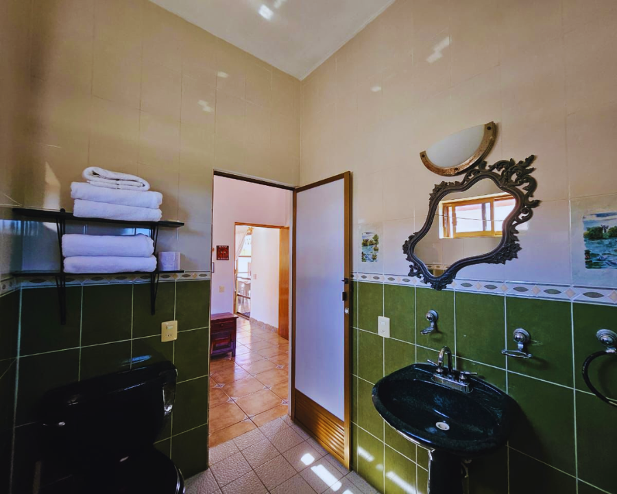 Baño completo funcional con regadera de agua caliente en el hospedaje familiar Casita Loro en Costalegre