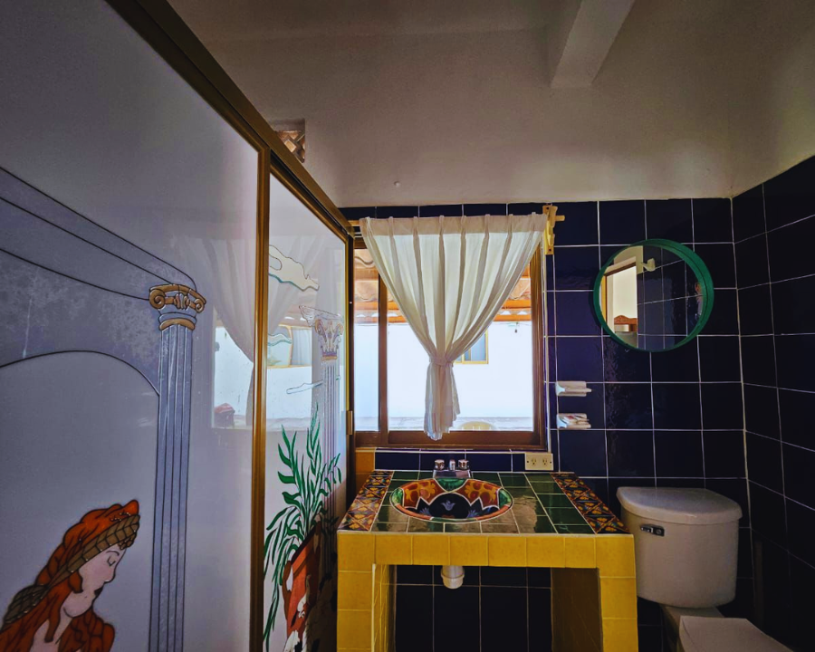 Baño completo funcional e independiente con agua caliente en el bungalow Casita Tucán