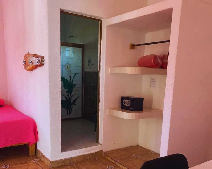 Clóset amplio de madera para almacenamiento de equipaje en la habitación de Casita Loro