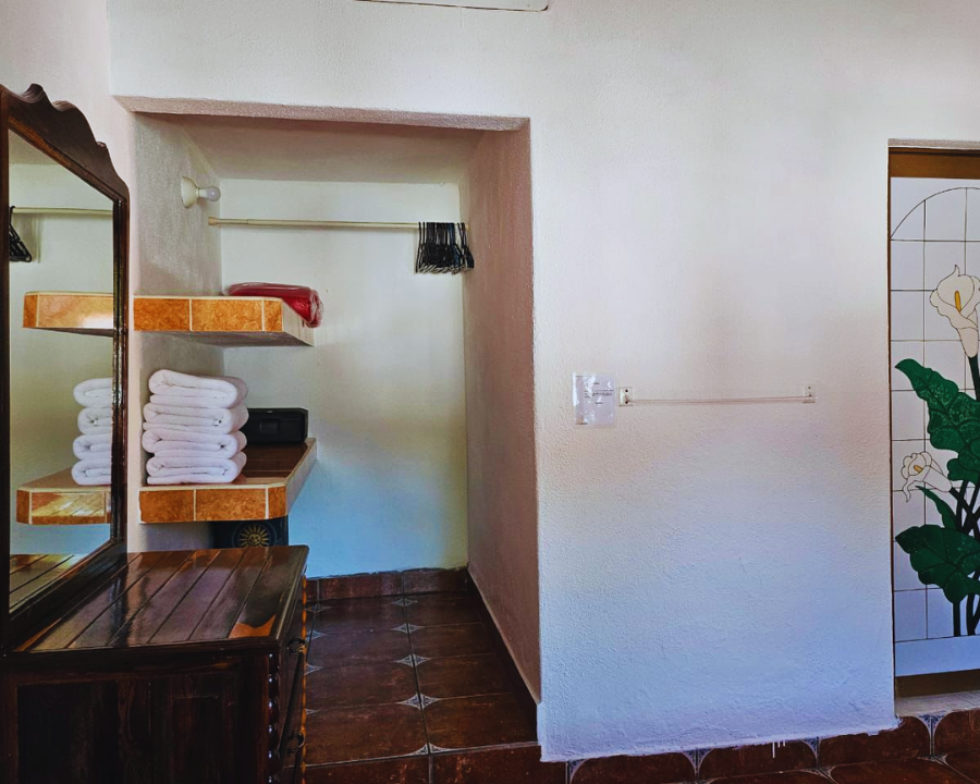 Clóset amplio de almacenamiento dentro de la habitación familiar de Casita Tucán