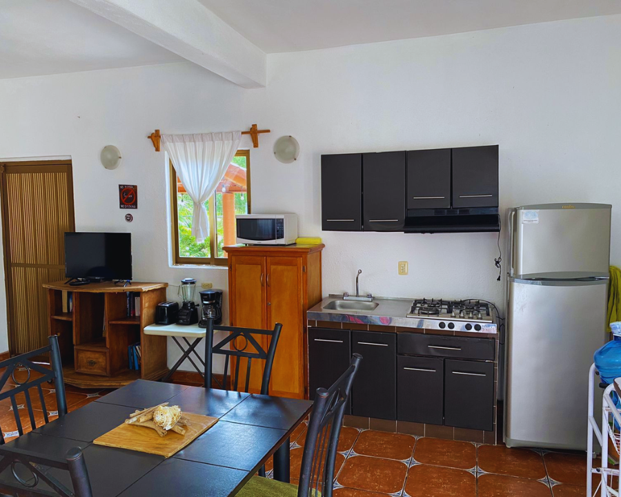 Cocina integral equipada con electrodomésticos y utensilios de cocina amueblada en Casita Equino