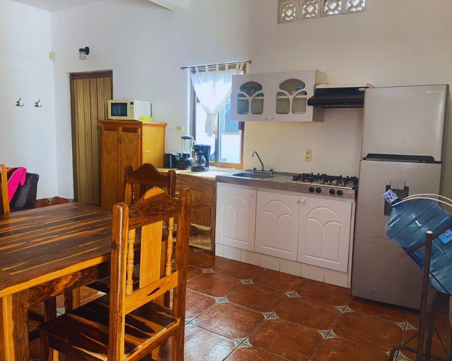 Cocina amueblada y totalmente equipada con utensilios y electrodomésticos en Casita Tucán