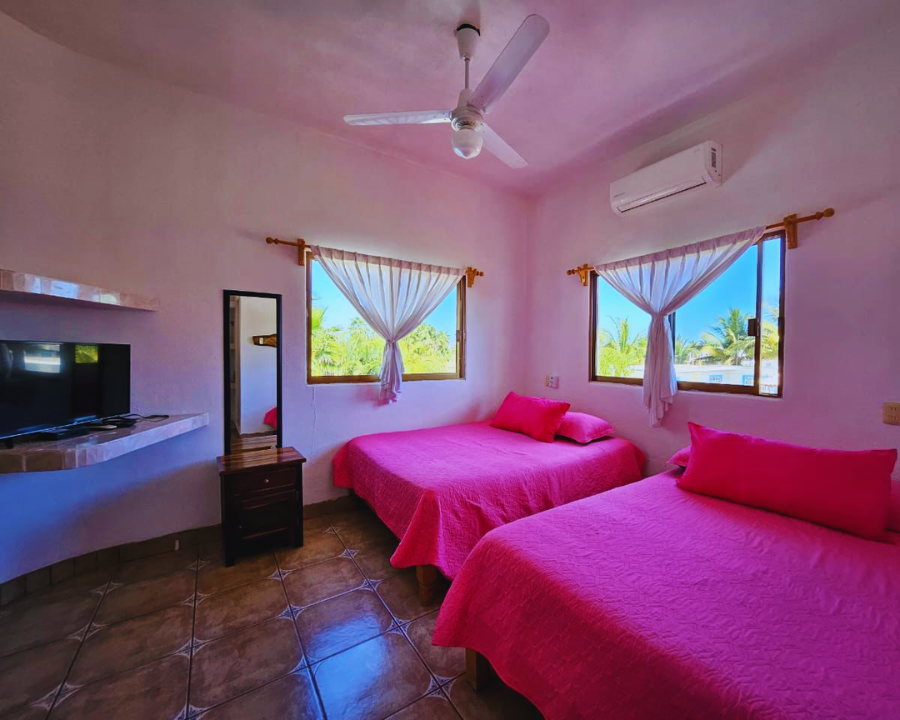 Habitación familiar climatizada con aire acondicionado y dos camas en el bungalow amueblado Casita Loro