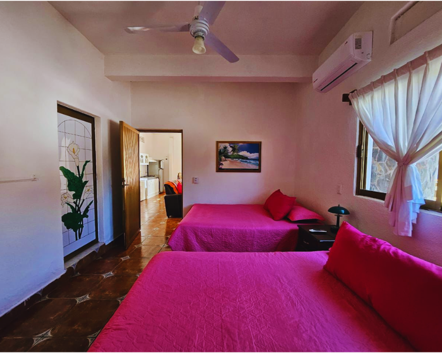 Habitación climatizada de Casita Tucán en el complejo Castillo Diana equipada con dos camas
