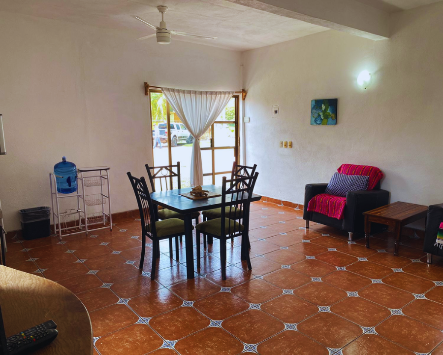Área interior amueblada de sala y comedor de la renta vacacional Casita Equino en Punta Pérula