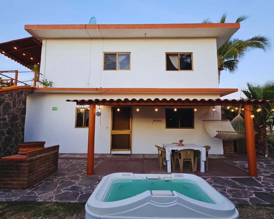 Terraza exterior privada con hamaca y asador de carne