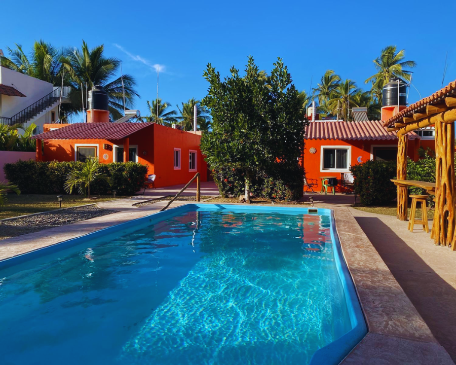 Alberca compartida grande y zona de palapa en complejo Aventura Mex y Can