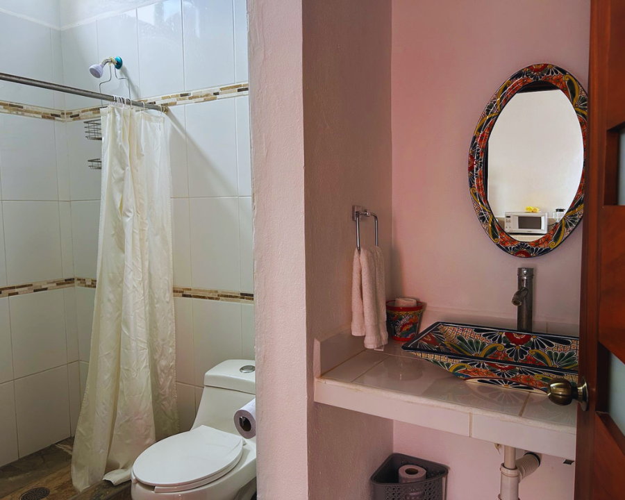 Baño completo e independiente en el interior de Casa Eclipse con servicio de agua caliente