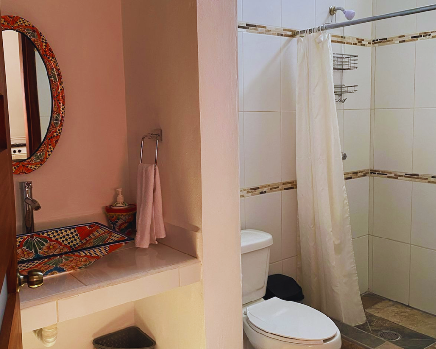 Baño completo e independiente en el interior de Casa Luna con servicio de agua caliente