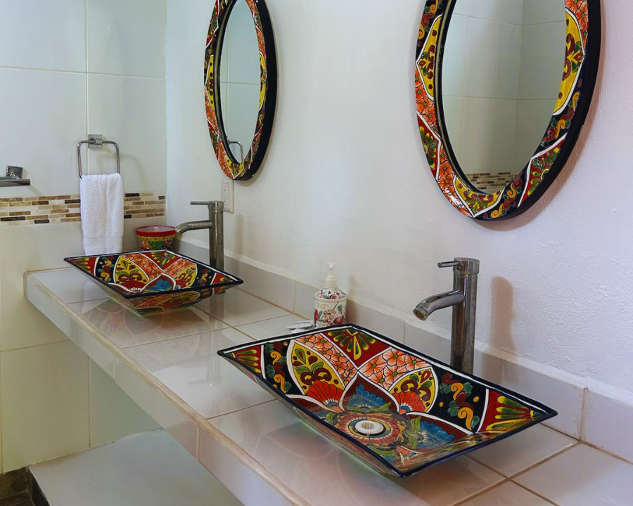 Baño completo privado y funcional con agua caliente en Casita Sol