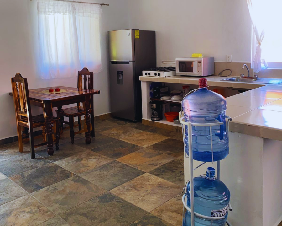 Cocina interior totalmente equipada con electrodomésticos y utensilios en Casa Luna