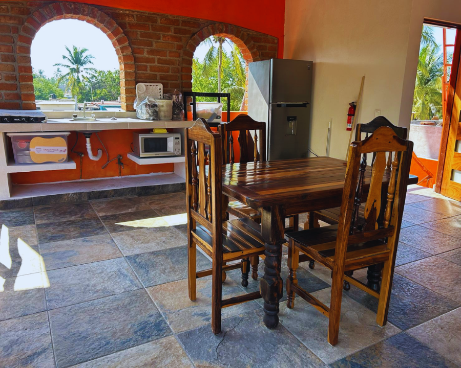 Cocina exterior equipada con electrodomésticos en la terraza de Casita Sol