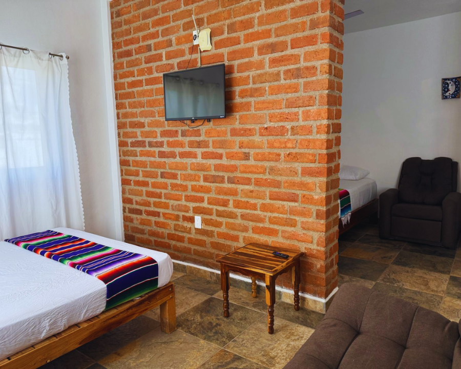 Habitación con dos camas matrimoniales y clóset