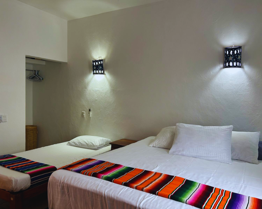 Habitación climatizada de Casita Sol equipada con una cama King Size y una cama individual