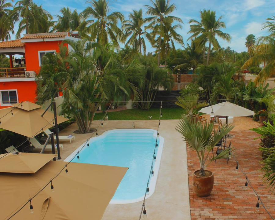 Alberca privada y zona de fogata en renta de lujo Villa Kraushar Punta Pérula