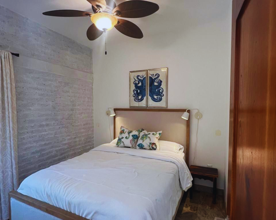 Dormitorio principal con cama King Size y televisión en Punta Pérula