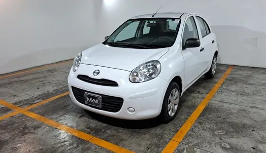 Auto en carretera de la costa